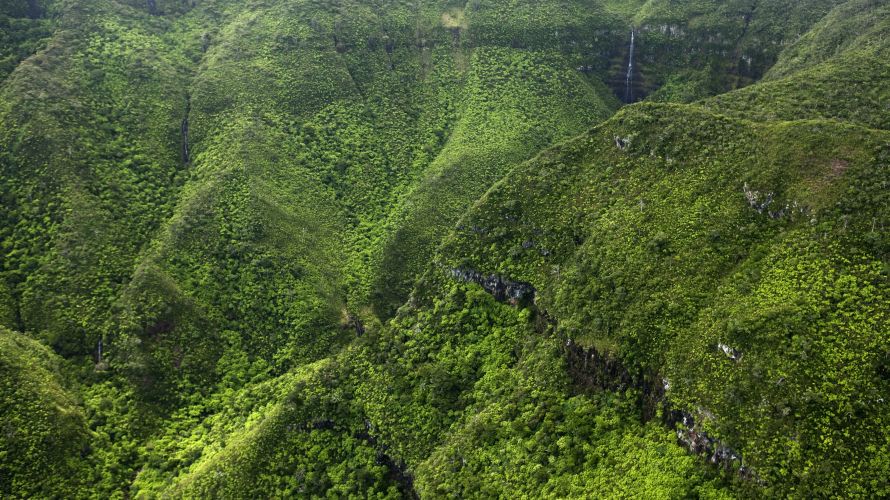 Tiefe Schluchten und Wasserfälle stehen im Kontrast zu hinaufragenden Bergspitzen