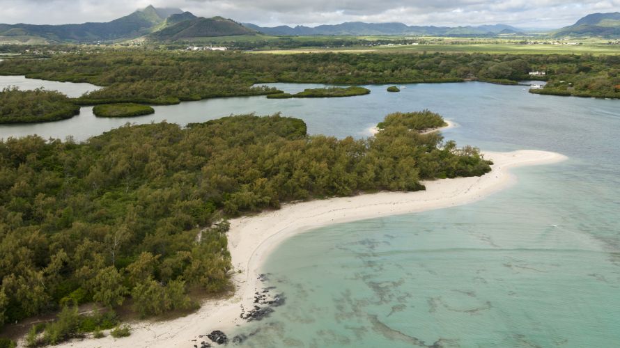 Die verträumte Île aux Cerfs liegt inmitten einer seichten Lagune nahe der Hauptinsel
