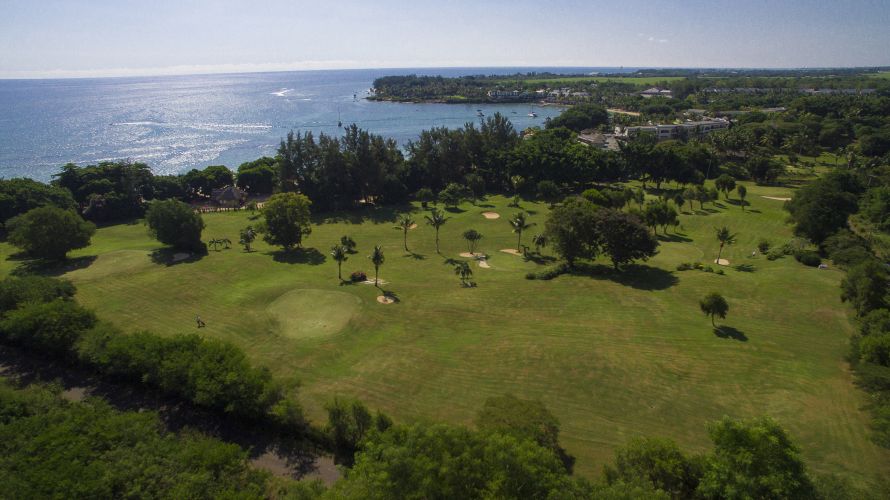 Der 9-Loch Maritim Golfplatz erstreckt sich traumhaft entlang der Küstenlinie